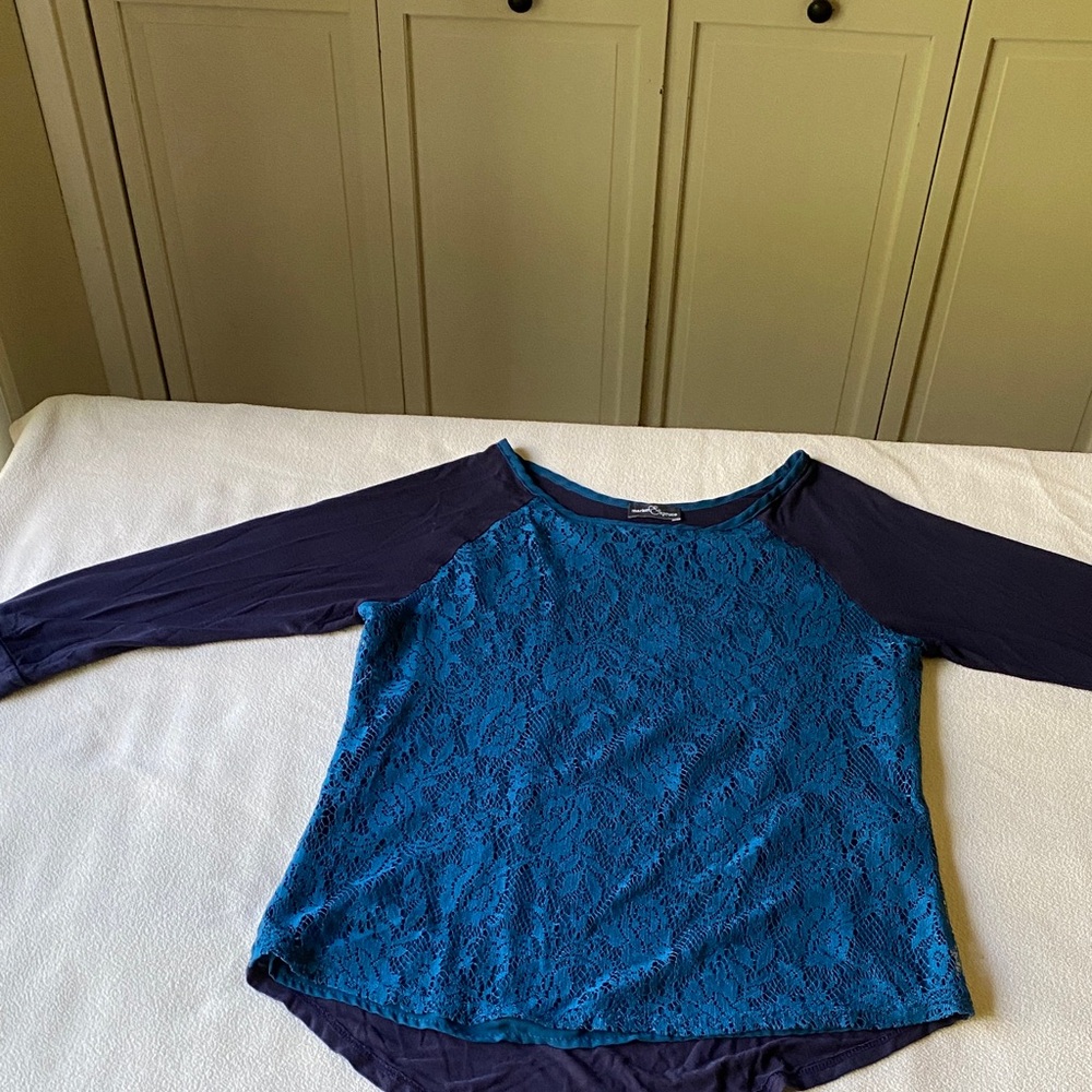 Market & Spruce Teal Lace Front Raglan Top with Navy Sleeves - M
